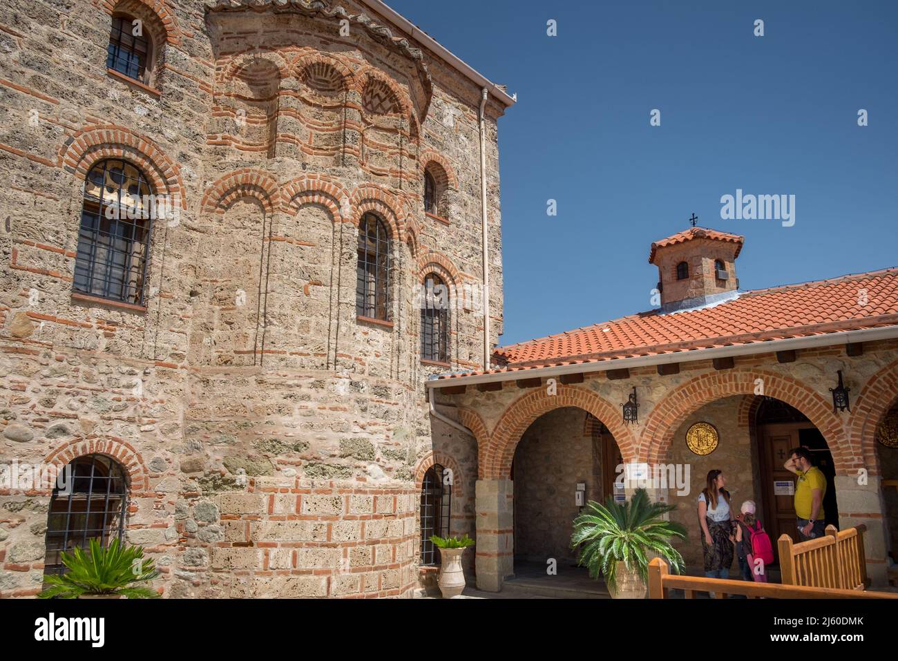 Gente fuera de la iglesia en el Monasterio de Agio Pantes Meteora , Grecia Foto de stock