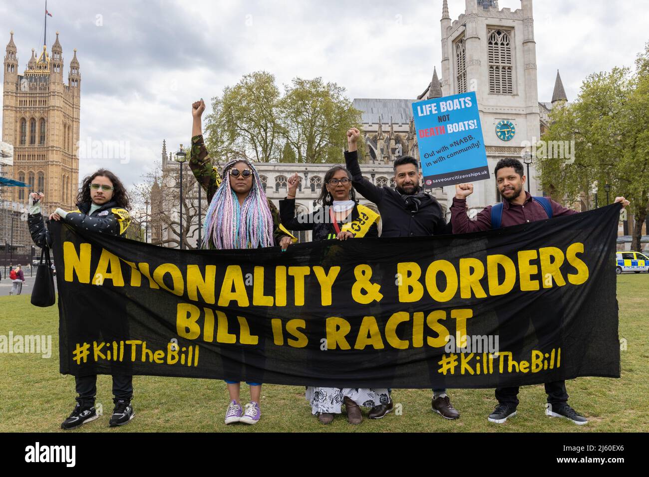 Londres, Inglaterra, Reino Unido 26 de abril de 2022 Protesta contra la Ley de Nacionalidades y Fronteras en la Cámara de los Lores. Un pequeño grupo se reunió en Parliament Square con una banda de samba escuchando los discursos de representantes de varios grupos que serán impactados tanto por la Ley de Nacionalidad y Fronteras como por la Ley de Policía, Crimen, Sentencias y Tribunales. Más tarde bloquearon el flujo de tráfico mientras caminaban a la Cámara de los Lores, donde se les unió el diputado laborista Richard Burgon, quien pronunció un breve discurso antes de ser amenazado por la policía. Foto de stock