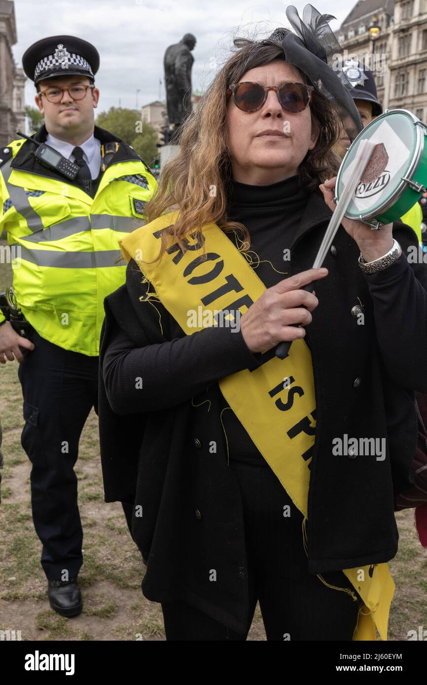 Londres, Inglaterra, Reino Unido 26 de abril de 2022 Protesta contra la Ley de Nacionalidades y Fronteras en la Cámara de los Lores. Un pequeño grupo se reunió en Parliament Square con una banda de samba escuchando los discursos de representantes de varios grupos que serán impactados tanto por la Ley de Nacionalidad y Fronteras como por la Ley de Policía, Crimen, Sentencias y Tribunales. Más tarde bloquearon el flujo de tráfico mientras caminaban a la Cámara de los Lores, donde se les unió el diputado laborista Richard Burgon, quien pronunció un breve discurso antes de ser amenazado por la policía. Foto de stock