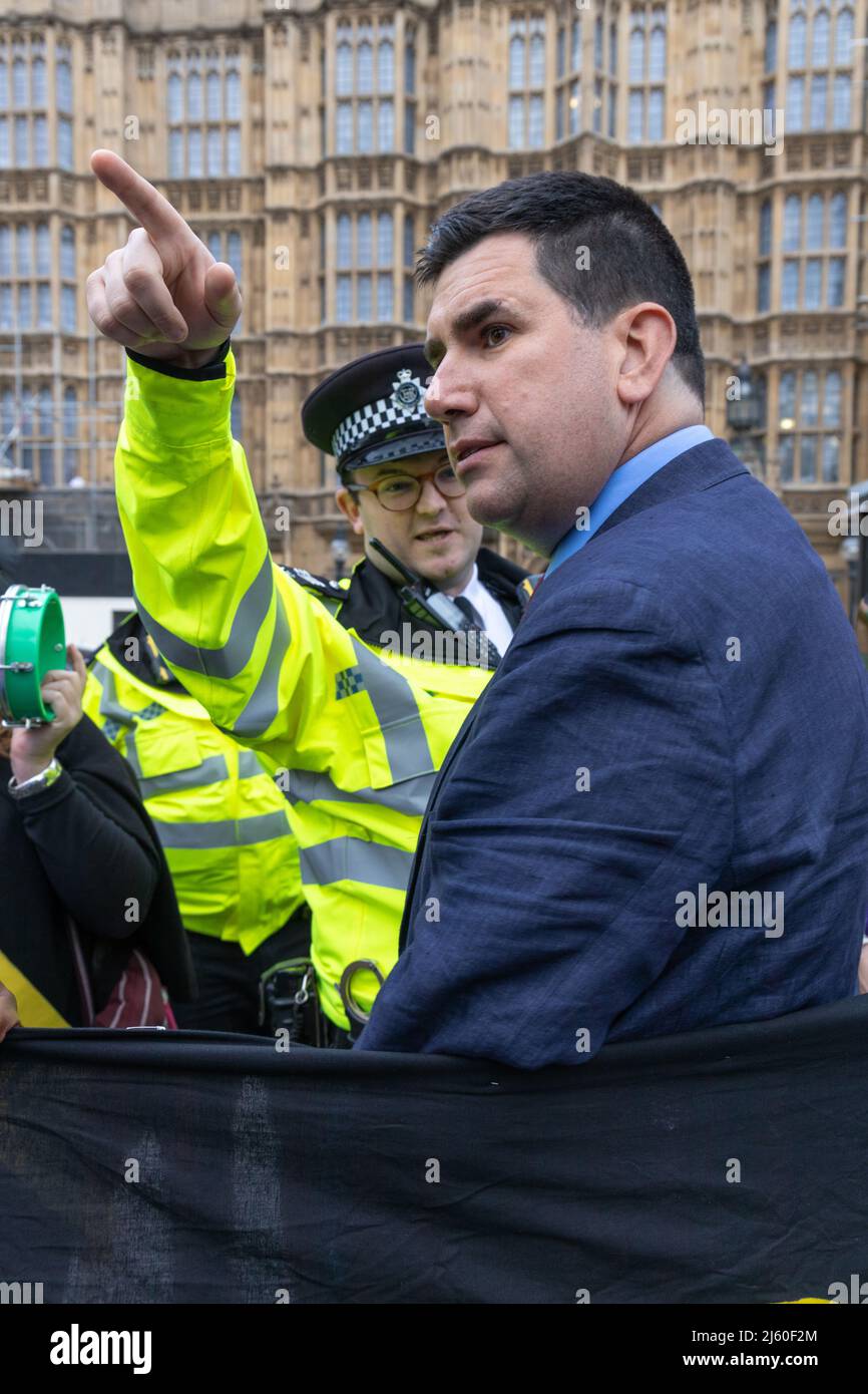 Londres, Inglaterra, Reino Unido 26 de abril de 2022 Protesta contra la Ley de Nacionalidades y Fronteras en la Cámara de los Lores. Un pequeño grupo se reunió en Parliament Square con una banda de samba escuchando los discursos de representantes de varios grupos que serán impactados tanto por la Ley de Nacionalidad y Fronteras como por la Ley de Policía, Crimen, Sentencias y Tribunales. Más tarde bloquearon el flujo de tráfico mientras caminaban a la Cámara de los Lores, donde se les unió el diputado laborista Richard Burgon, quien pronunció un breve discurso antes de ser amenazado por la policía. Foto de stock