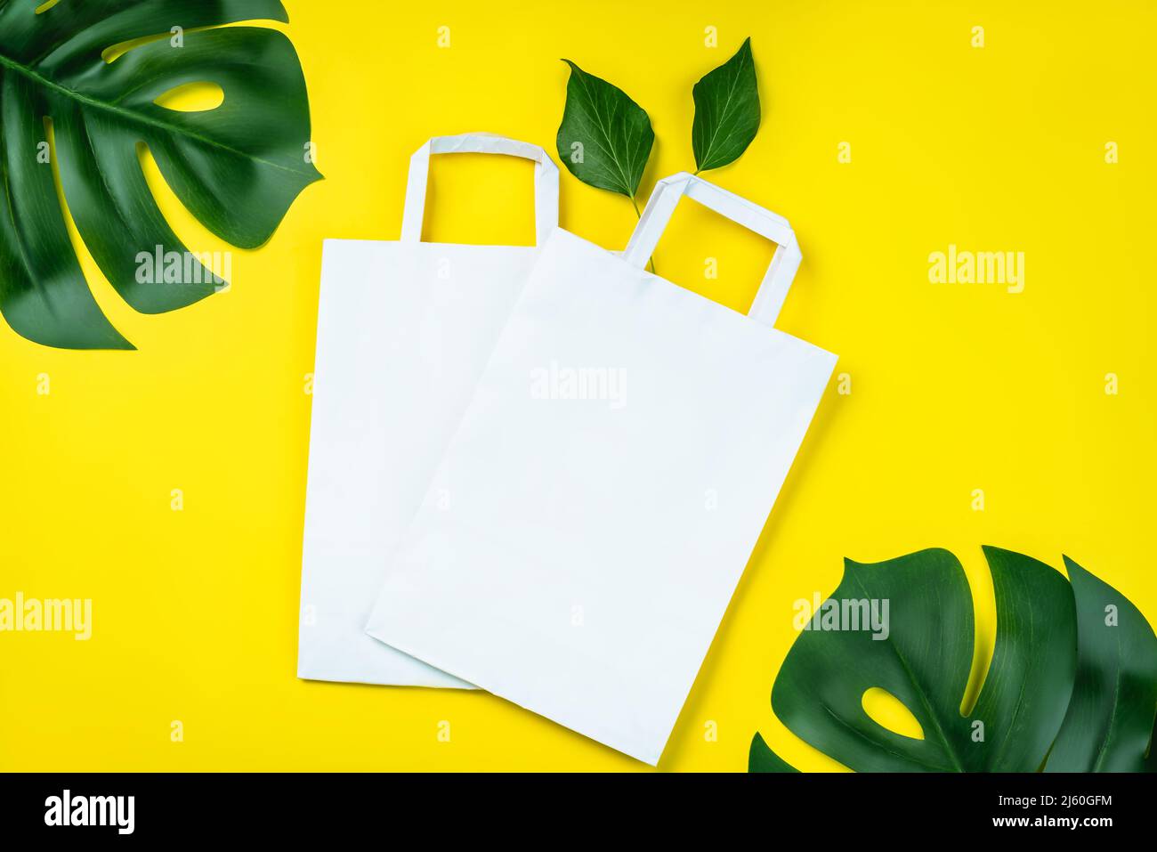Bolsas de papel ecológicas sobre fondo amarillo. Bolsa de compra de papel  reciclado con hojas verdes sobre fondo amarillo. Concepto sin residuos, sin  plástico Fotografía de stock - Alamy
