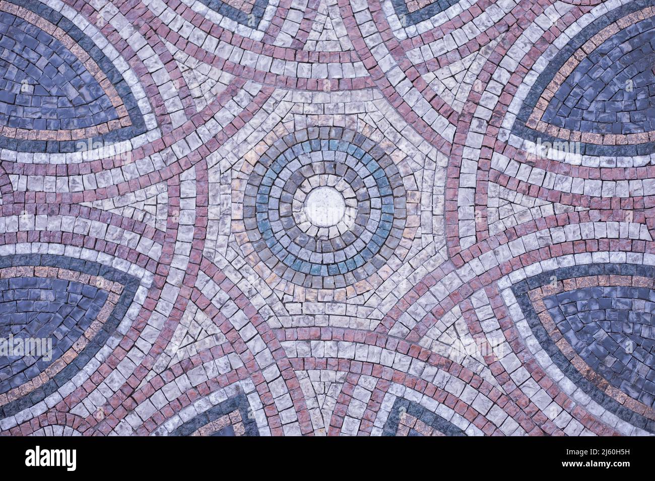 Mosaico de fondo compuesto de muchas pequeñas baldosas de colores en forma geométrica Foto de stock