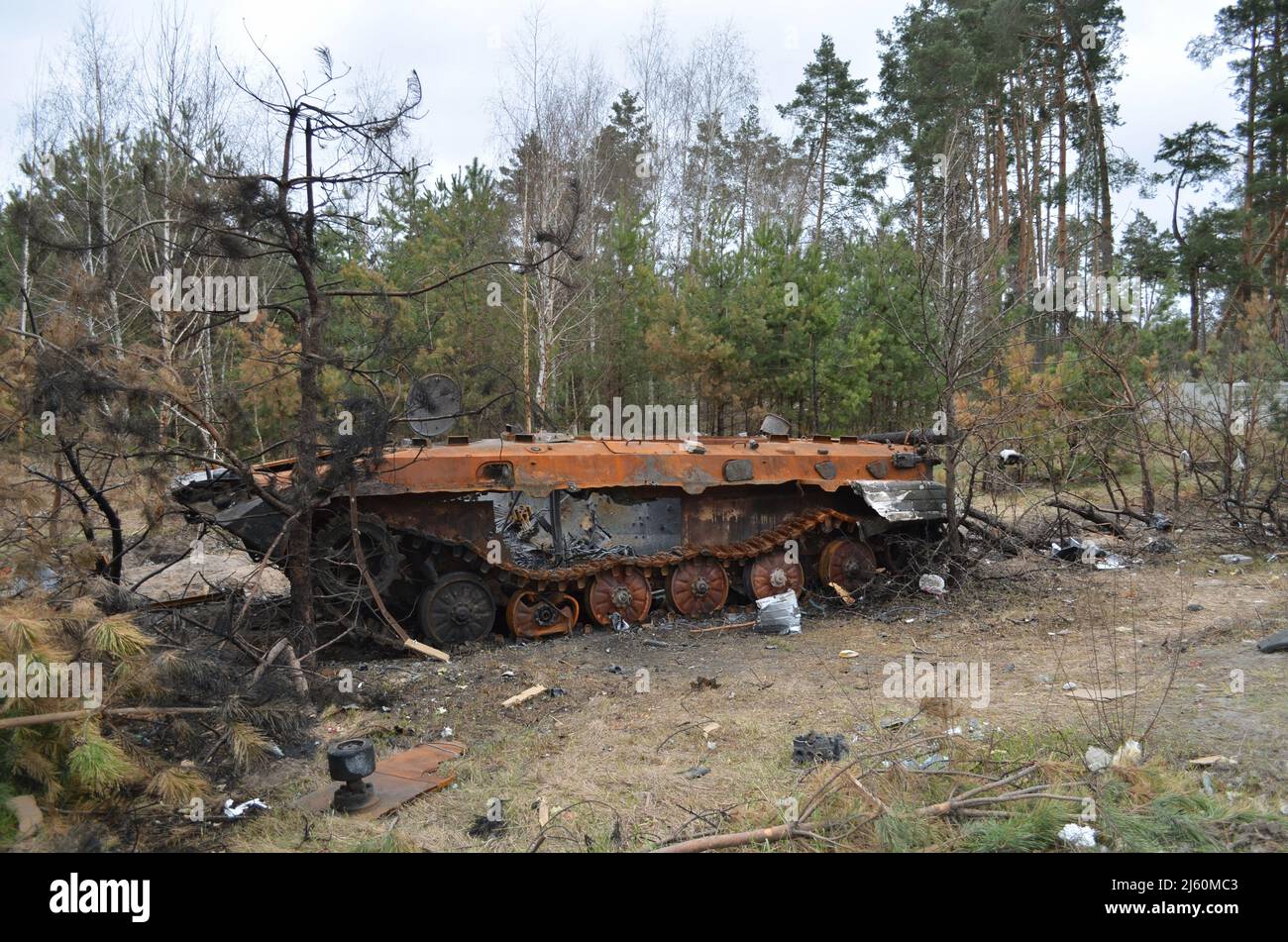 Dmytrivka, región de Kiev, Ucrania - 13 de abril de 2022: Destruyó equipo militar del ejército ruso tras los contraataques de las fuerzas ucranianas. Foto de stock