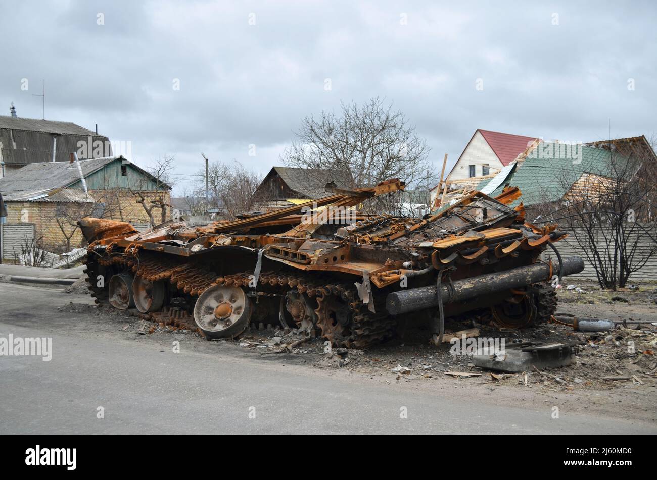 Dmytrivka, región de Kyev, Ucrania - 13 de abril de 2022: Equipo militar destruido del ejército ruso tras los contraataques de las fuerzas ucranianas. Foto de stock