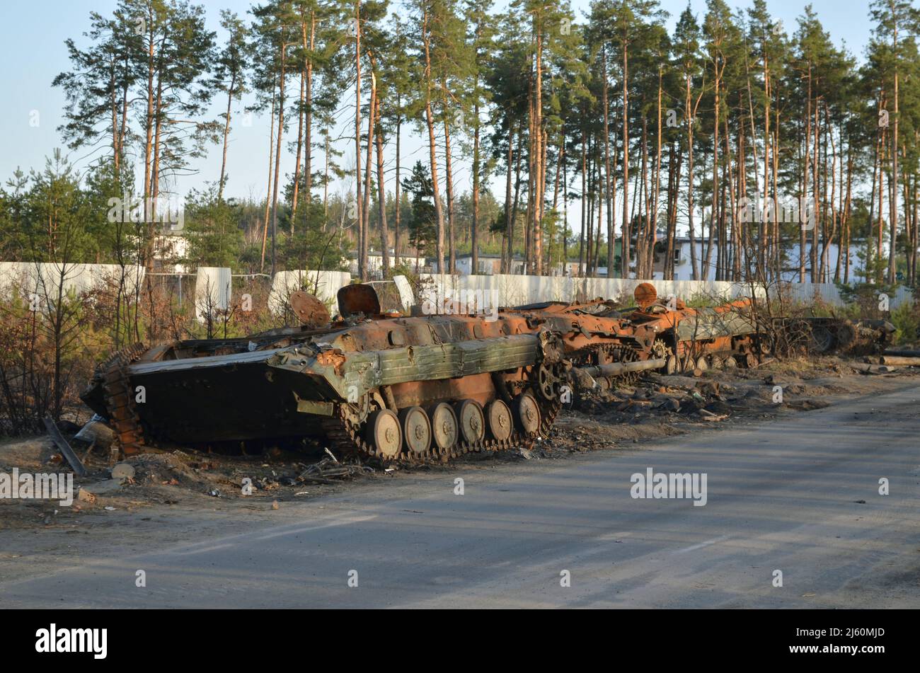 Dmytrivka, región de Kiev, Ucrania - 14 de abril de 2022: Destruyó equipo militar del ejército ruso tras los contraataques de las fuerzas ucranianas. Foto de stock