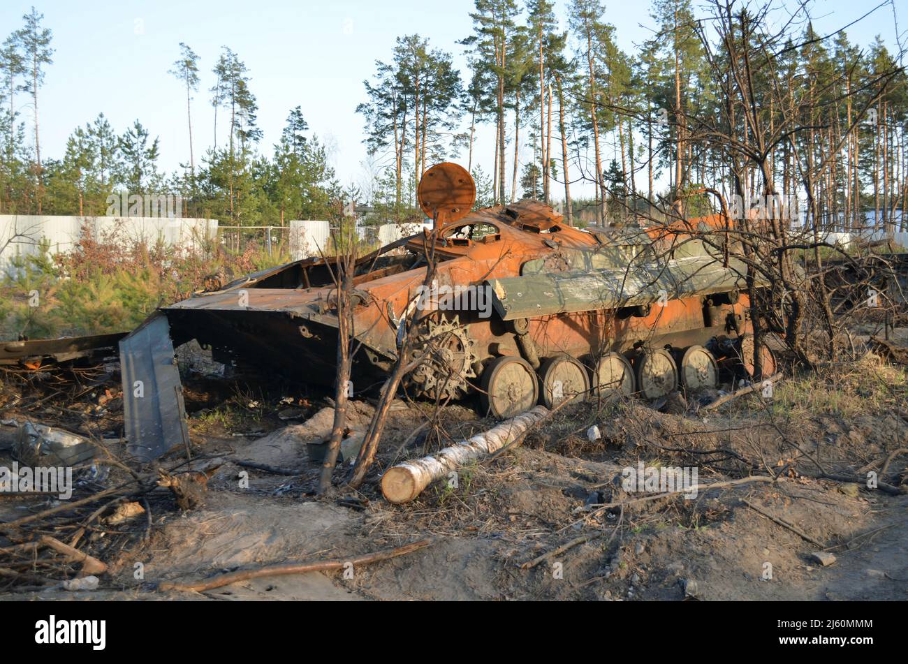 Dmytrivka, región de Kiev, Ucrania - 14 de abril de 2022: Destruyó equipo militar del ejército ruso tras los contraataques de las fuerzas ucranianas. Foto de stock