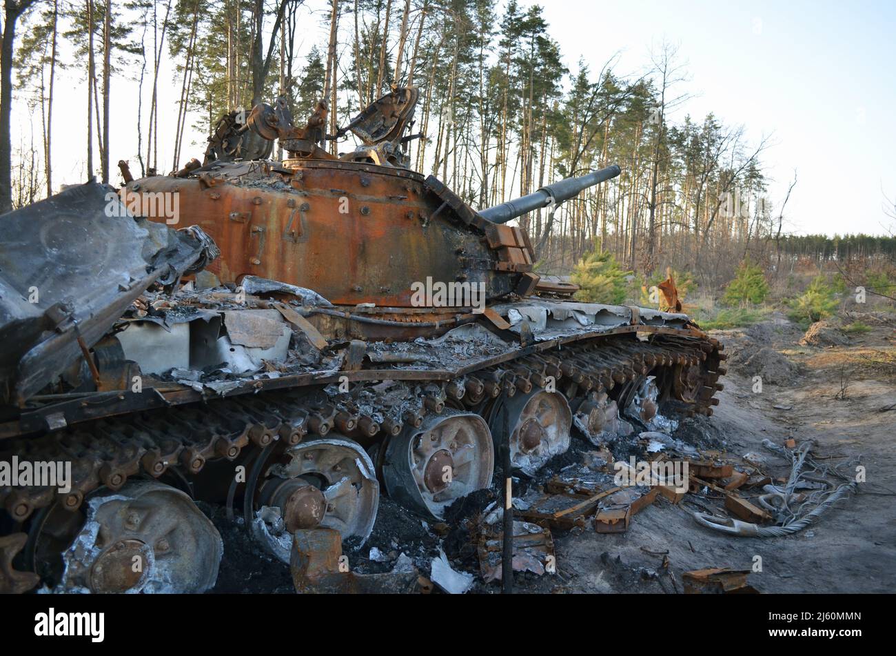 Dmytrivka, región de Kiev, Ucrania - 14 de abril de 2022: Destruyó equipo militar del ejército ruso tras los contraataques de las fuerzas ucranianas. Foto de stock