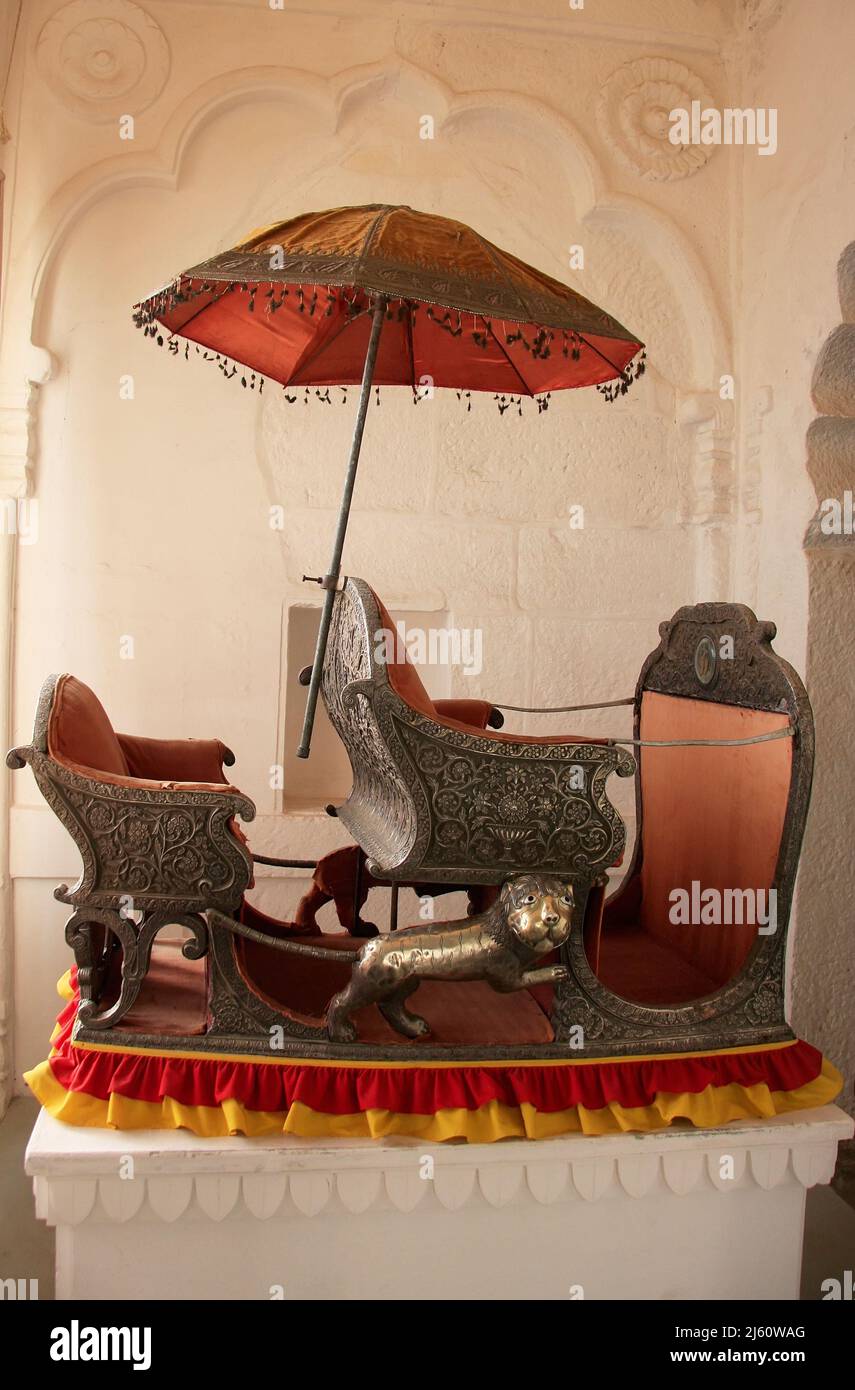 Palanquín en exhibición en el museo de la fortaleza de Mehrangarh, Jodhpur, Rajasthan, India Foto de stock