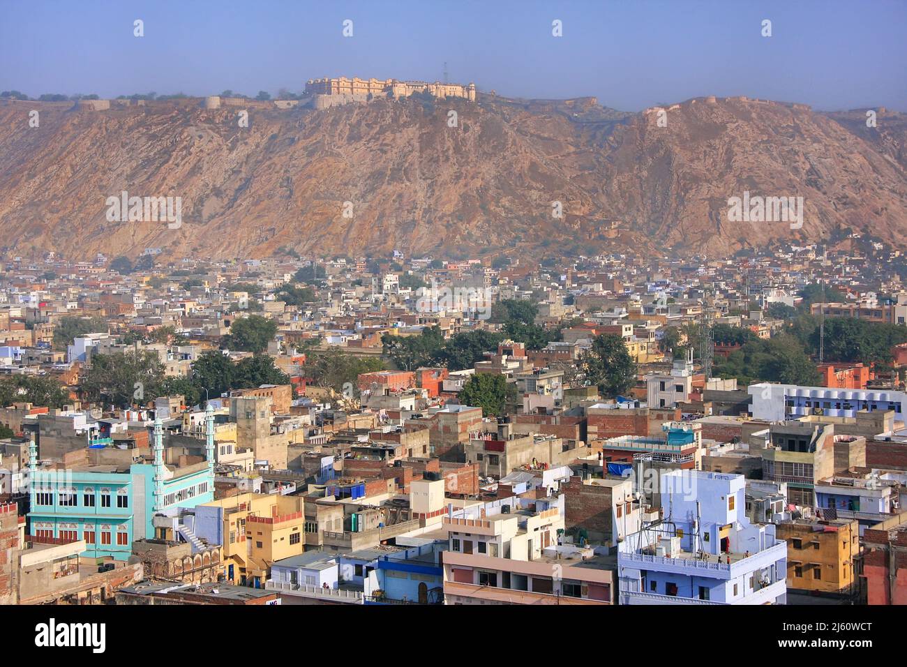 Vista del fuerte de Nahargarh y de la ciudad de Jaipur abajo en Rajasthan, India. El fuerte fue construido como un lugar de retiro en la cumbre de la cresta sobre el Foto de stock