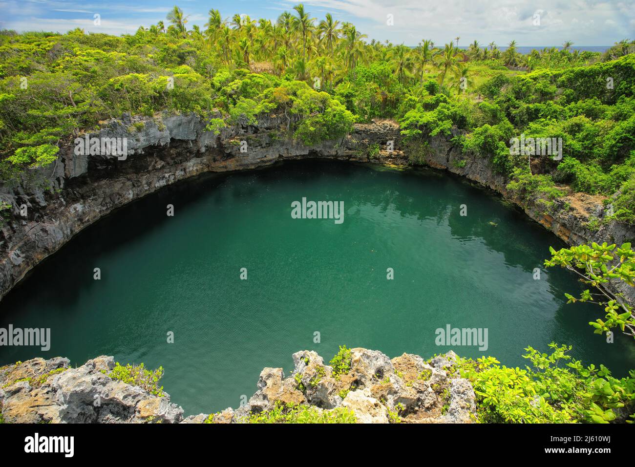 Tortugas agujero en el norte de la isla Ouvea, Islas de la Lealtad, Nueva Caledonia. Este orificio está conectado metro hasta el mar. Foto de stock