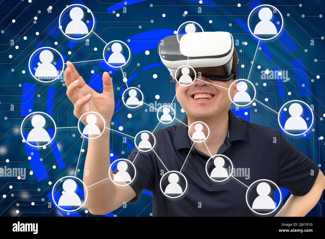 Un hombre que lleva puesto un auricular VR. Metaverse, concepto de sociedad virtual cibernética Foto de stock