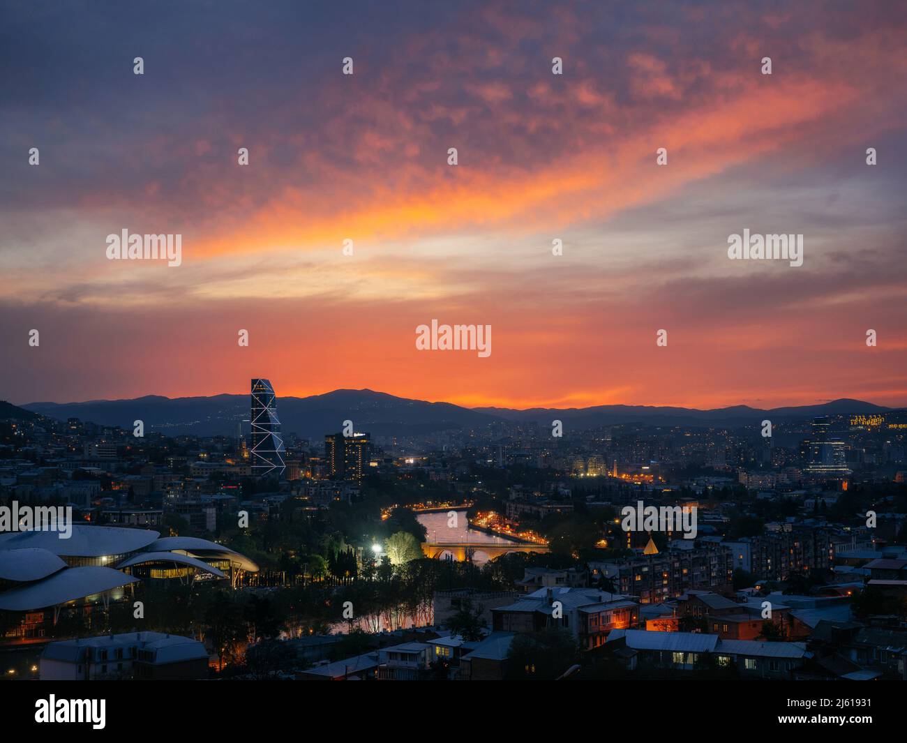 Espectacular puesta de sol en Tbilisi, Georgia Foto de stock