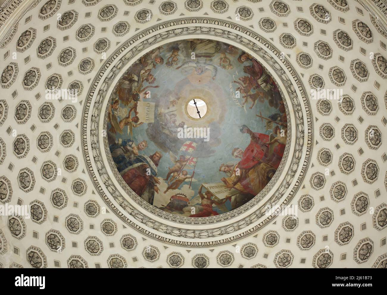La apoteosis de Saint Genevieve representada en el fresco diseñado por el pintor francés Antoine-Jean Gros (1811–1834) dentro de la cúpula principal del Panteón diseñado por el arquitecto francés Jacques-Germain Soufflot (1758-1790) en París, Francia. Foto de stock