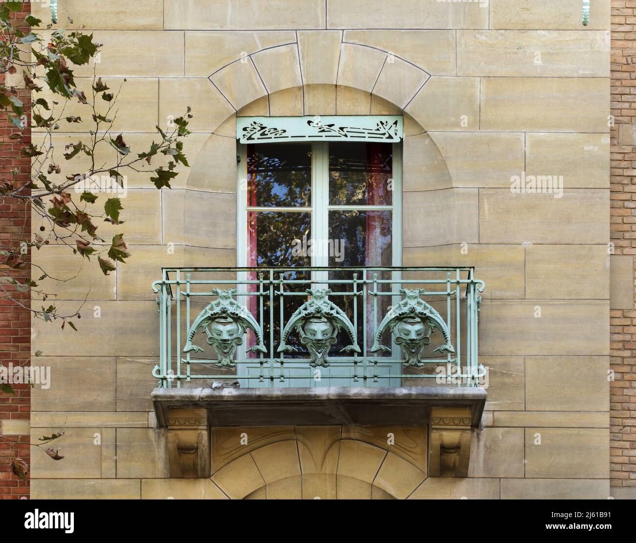 Una de las ventanas del Castel Béranger en París, Francia. El edificio residencial conocido como Castel Béranger fue diseñado por el arquitecto francés Héctor Guimard y construido entre 1895 y 1898 en Rue de la Fontaine. Fue el primer edificio de París en el estilo conocido como Art Nouveau. Foto de stock