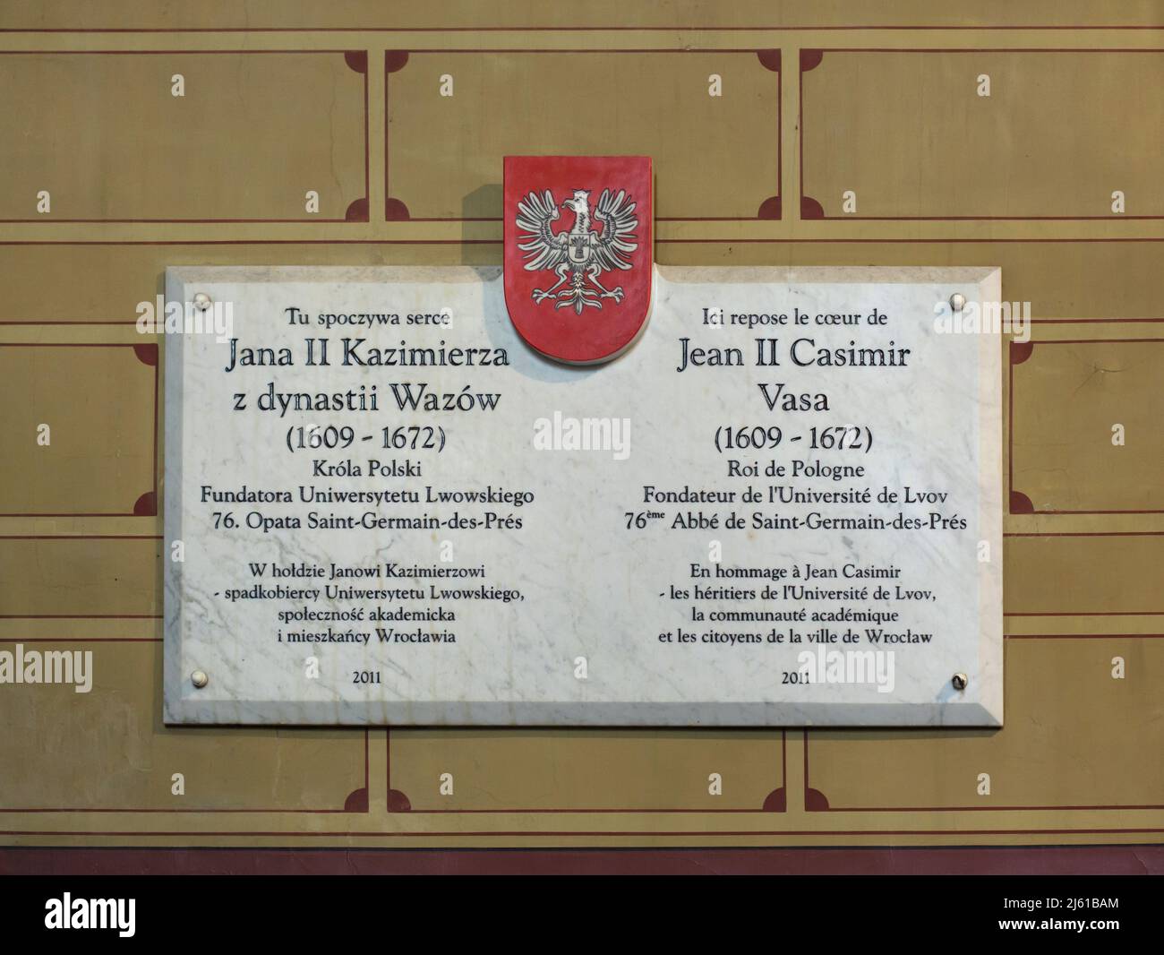 Placa conmemorativa dedicada al rey Juan II Casimir Vasa de Polonia en la Iglesia de Saint-Germain-des-Prés en París, Francia. Después de la abdicación el antiguo rey sirvió como abad de la abadía de Saint-Germain-des-Prés y su corazón está enterrado en esta iglesia. Foto de stock