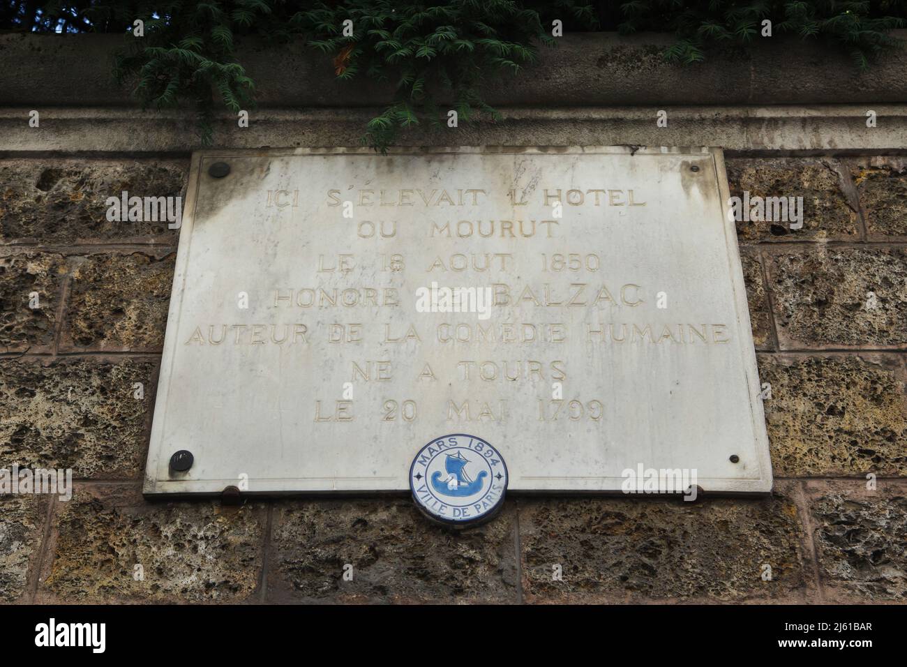Placa conmemorativa dedicada al novelista francés Honoré de Balzac sobre el Hôtel Salomon de Rothschild en París, Francia. Honoré de Balzac murió en este lugar el 18 de agosto de 1850. Foto de stock
