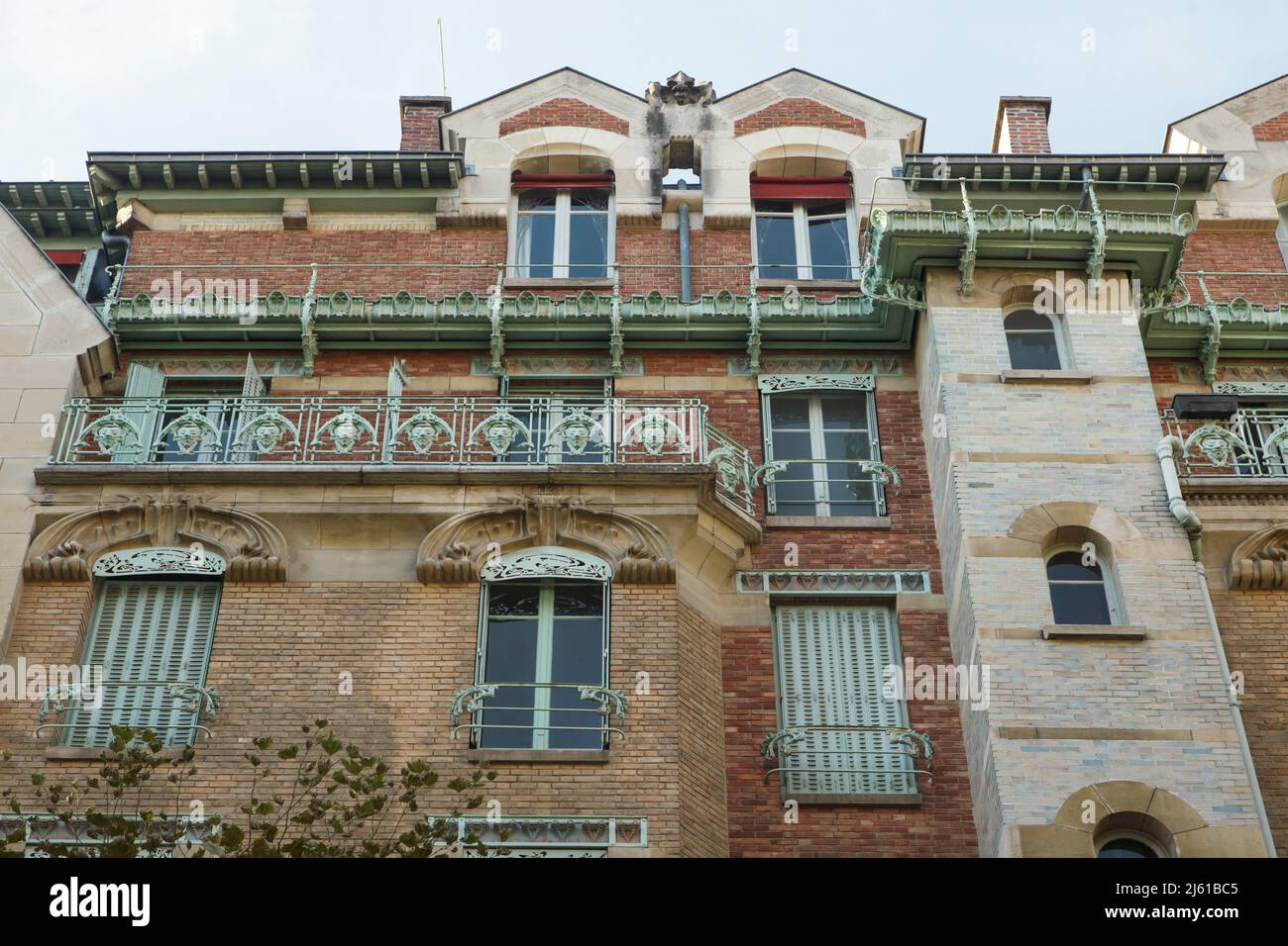 Castel Béranger en París, Francia. El edificio residencial conocido como Castel Béranger fue diseñado por el arquitecto francés Héctor Guimard y construido entre 1895 y 1898 en Rue de la Fontaine. Fue el primer edificio de París en el estilo conocido como Art Nouveau. Foto de stock