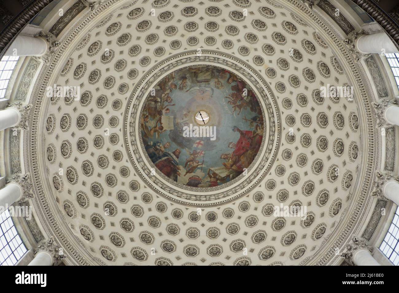 La apoteosis de Saint Genevieve representada en el fresco diseñado por el pintor francés Antoine-Jean Gros (1811–1834) dentro de la cúpula principal del Panteón diseñado por el arquitecto francés Jacques-Germain Soufflot (1758-1790) en París, Francia. Foto de stock