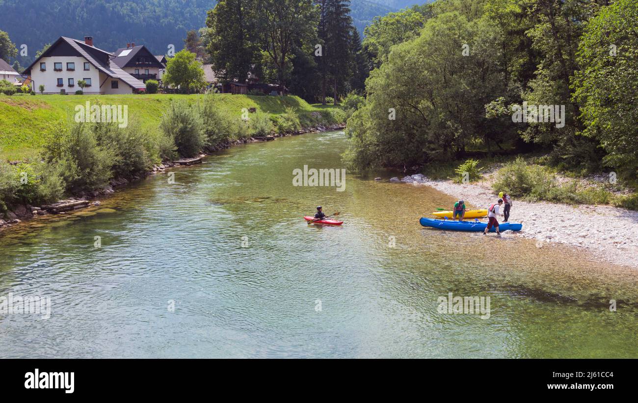 En el borde del Parque Nacional Triglav, Carniola Superior, Eslovenia. Kayak en el río Sava Bohinjka, también conocido como el río Savika. Foto de stock