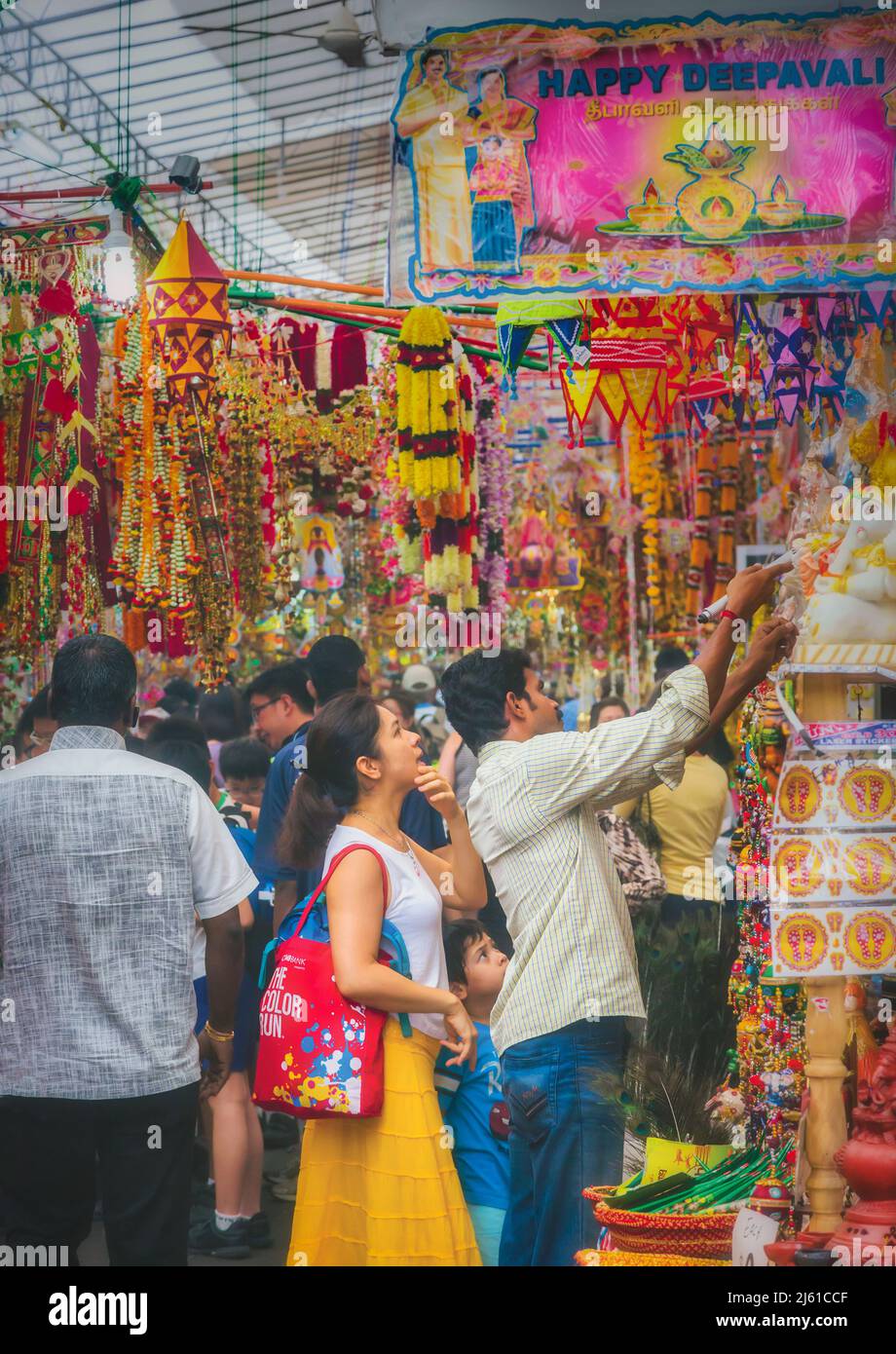 Mujer y su hijo de compras en el Little India Arcade durante el festival anual Hindu Deepavali. República de Singapur. Serangoon Road, la principal Foto de stock