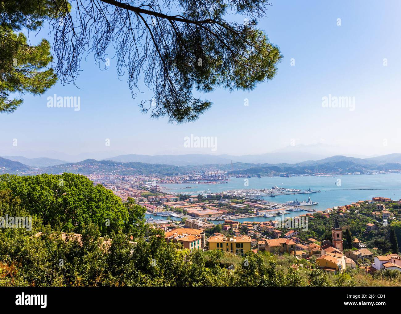 La Spezia, La Spezia Provincia, Liguria, Italia. Vista de la ciudad y del puerto. Foto de stock