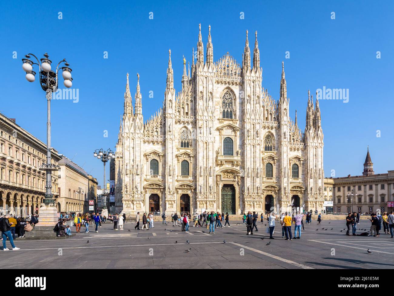 Fachada blanca gótica de la catedral de Milán en la Piazza del Duomo, en un día soleado. Foto de stock