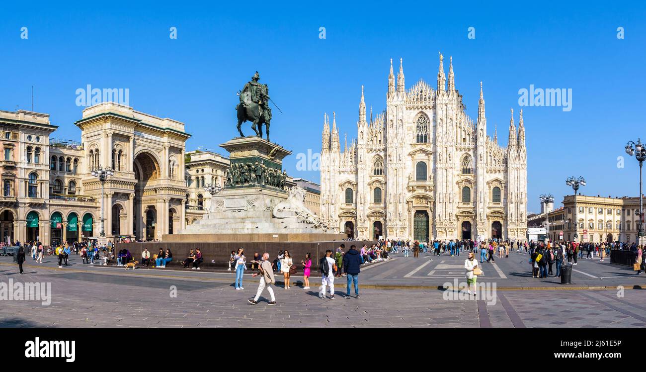 Piazza del Duomo en un día soleado en Milán, Italia, con la catedral, la galería Vittorio Emanuele II y la estatua de Vittorio Emanuele II Foto de stock