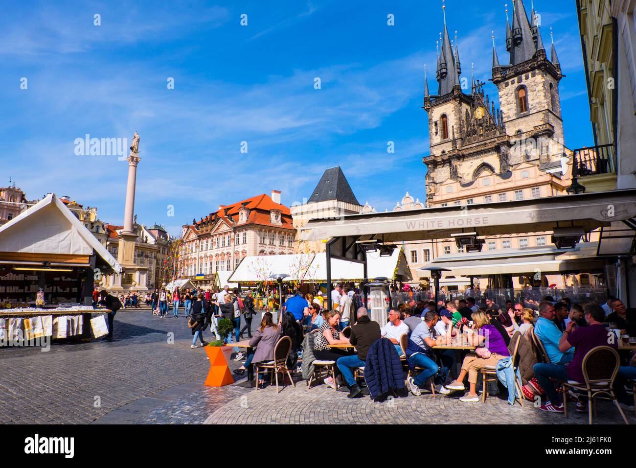 Restaurante terraza, Staroměstské náměstí, plaza del casco antiguo, Praga, República Checa Foto de stock