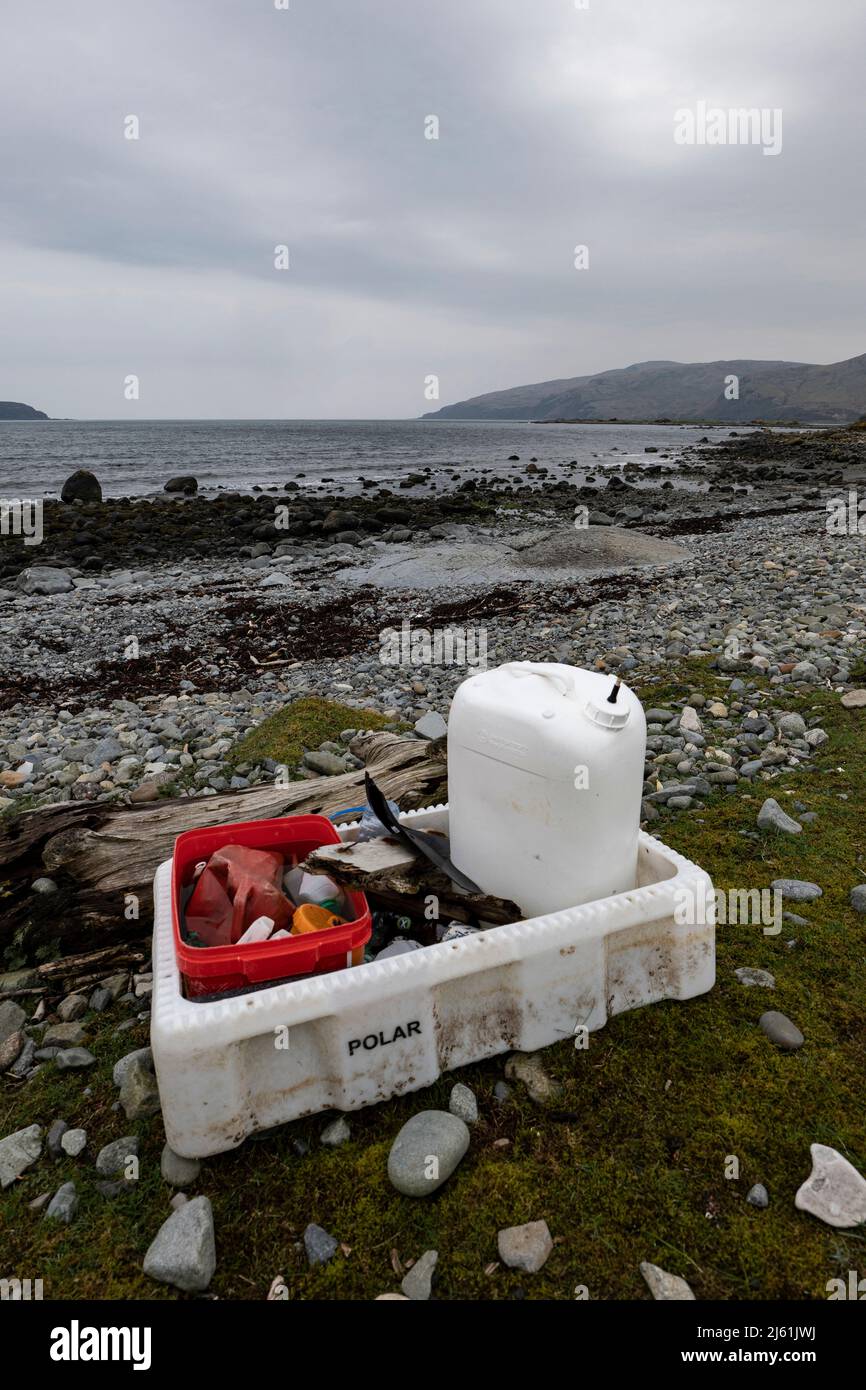 Residuos plásticos de contaminación recogidos en la playa de Traigh Bhain Larde Lochbuie Foto de stock
