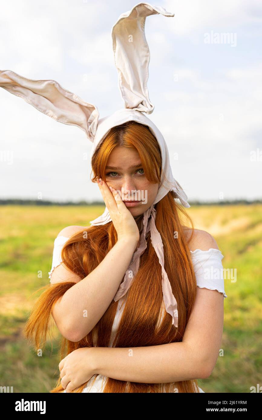 Disfraz de conejo de pascua para adulto fotografías e imágenes de alta  resolución - Alamy