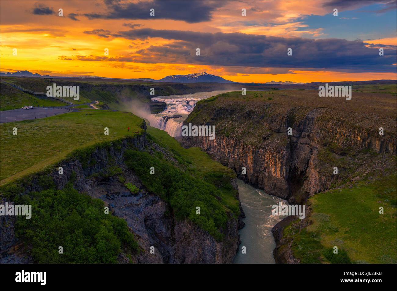 Vista aérea de la puesta de sol sobre la cascada de Gullfoss y el río Olfusa en Islandia Foto de stock