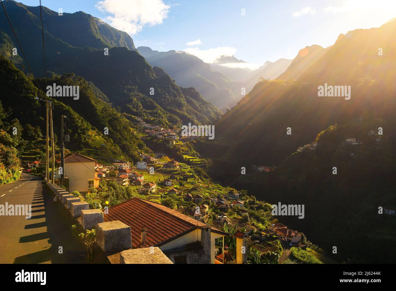 Puesta de sol sobre pueblos en las montañas de las Islas Madeira, Portugal Foto de stock