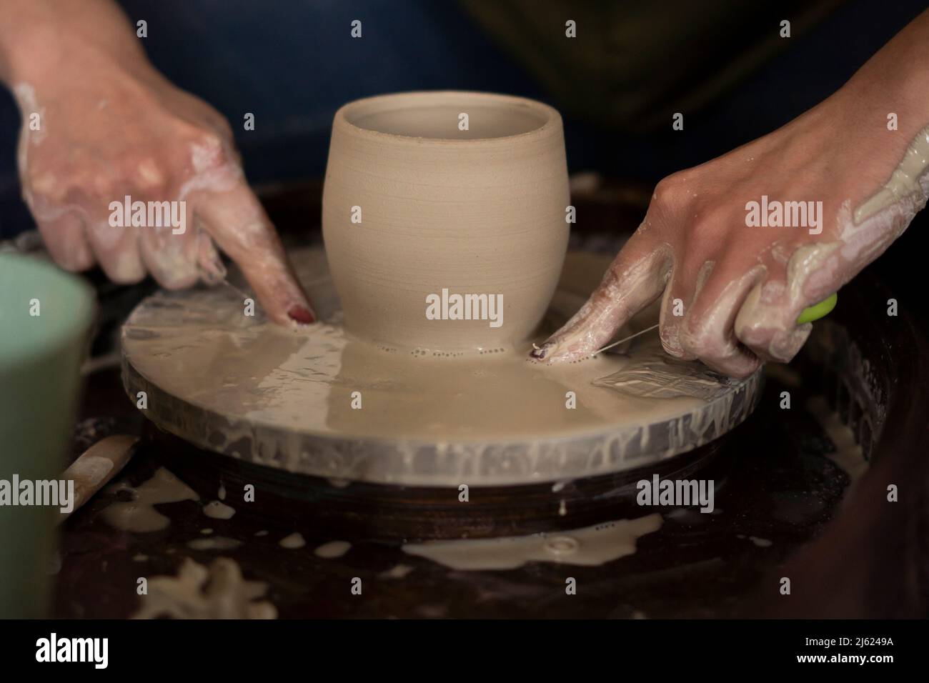 Corte de cerámica fotografías e imágenes de alta resolución - Alamy