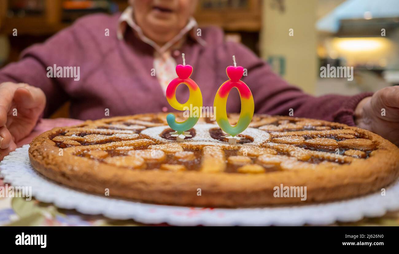 Mujer mayor en la fiesta de cumpleaños de los 90 Foto de stock