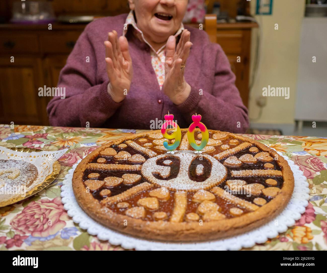 Mujer mayor en la fiesta de cumpleaños de los 90 Foto de stock