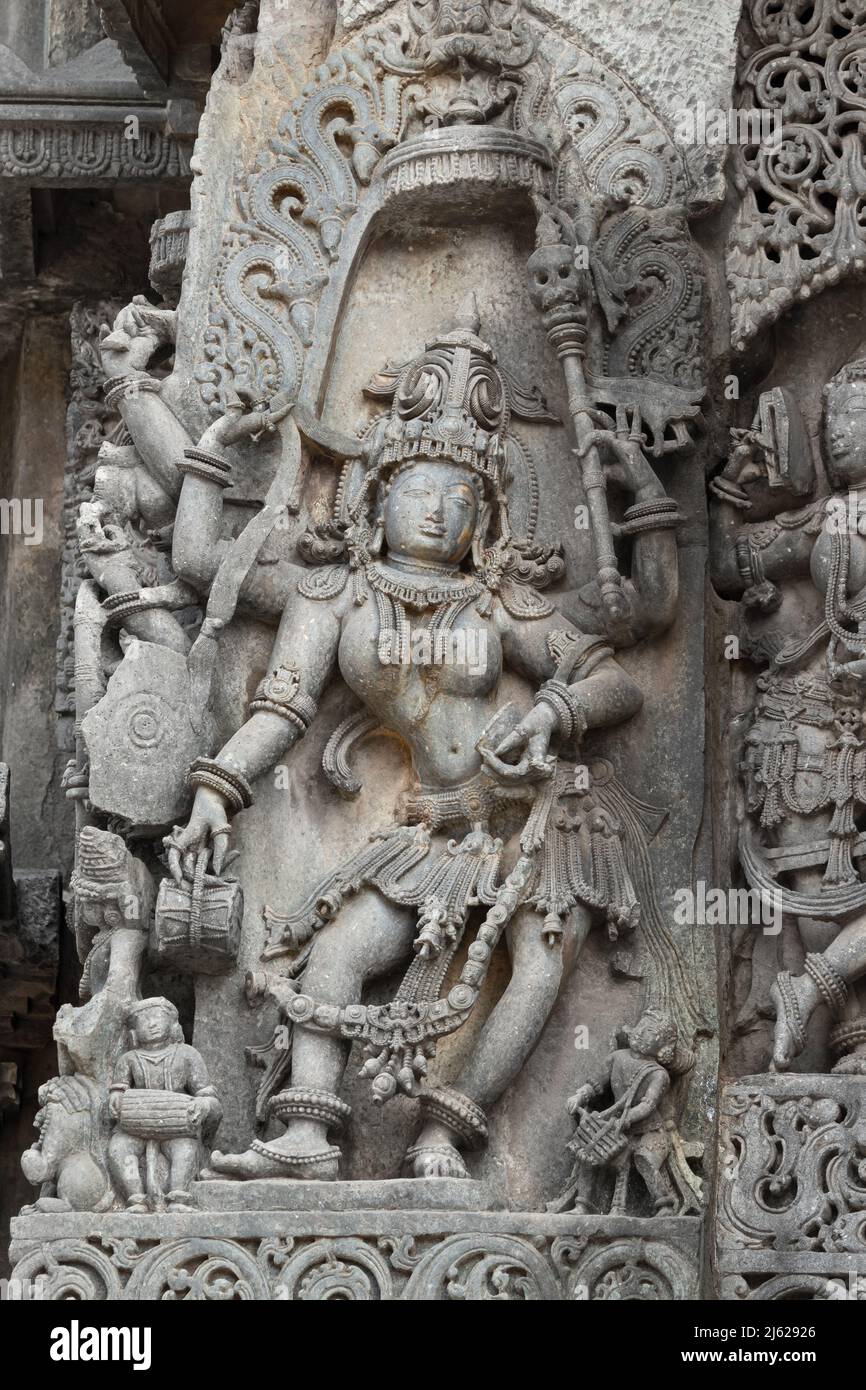 La escultura de la diosa hindú en el templo Hoysaleswara, Halebeedu, Karnataka, India Foto de stock