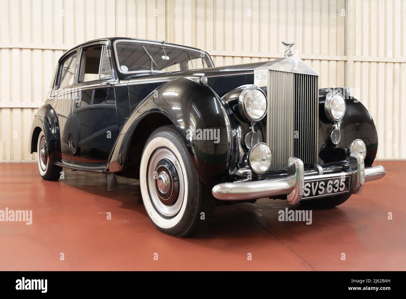 GALDAMAS, ESPAÑA-8 DE AGOSTO de 2021: 1955 Rolls-Royce Amanecer de Plata en Torre Loizaga (Miguel de la Via) Museo del Automóvil Foto de stock