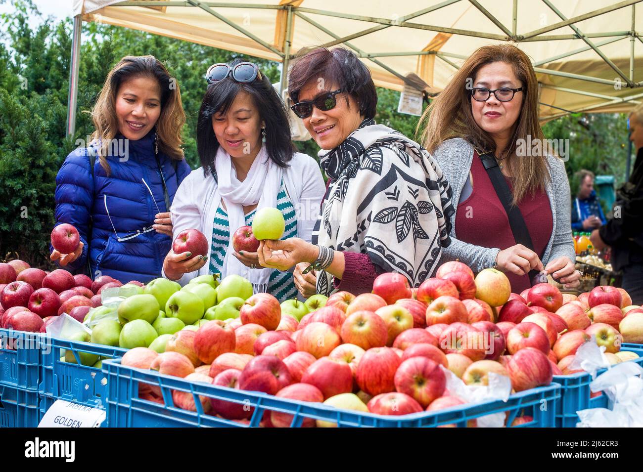 mujer asiática en el mercado de frutas al aire libre Foto de stock