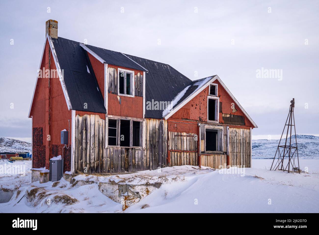 Una casa abandonada en la aldea de Oqaatsut, al norte de Ilulissat, al oeste de Groenlandia Foto de stock