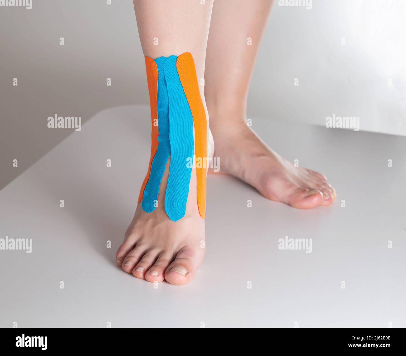 Fijación de la articulación del tobillo en la pierna de una mujer con cinta  cinesiológica, primer plano Fotografía de stock - Alamy