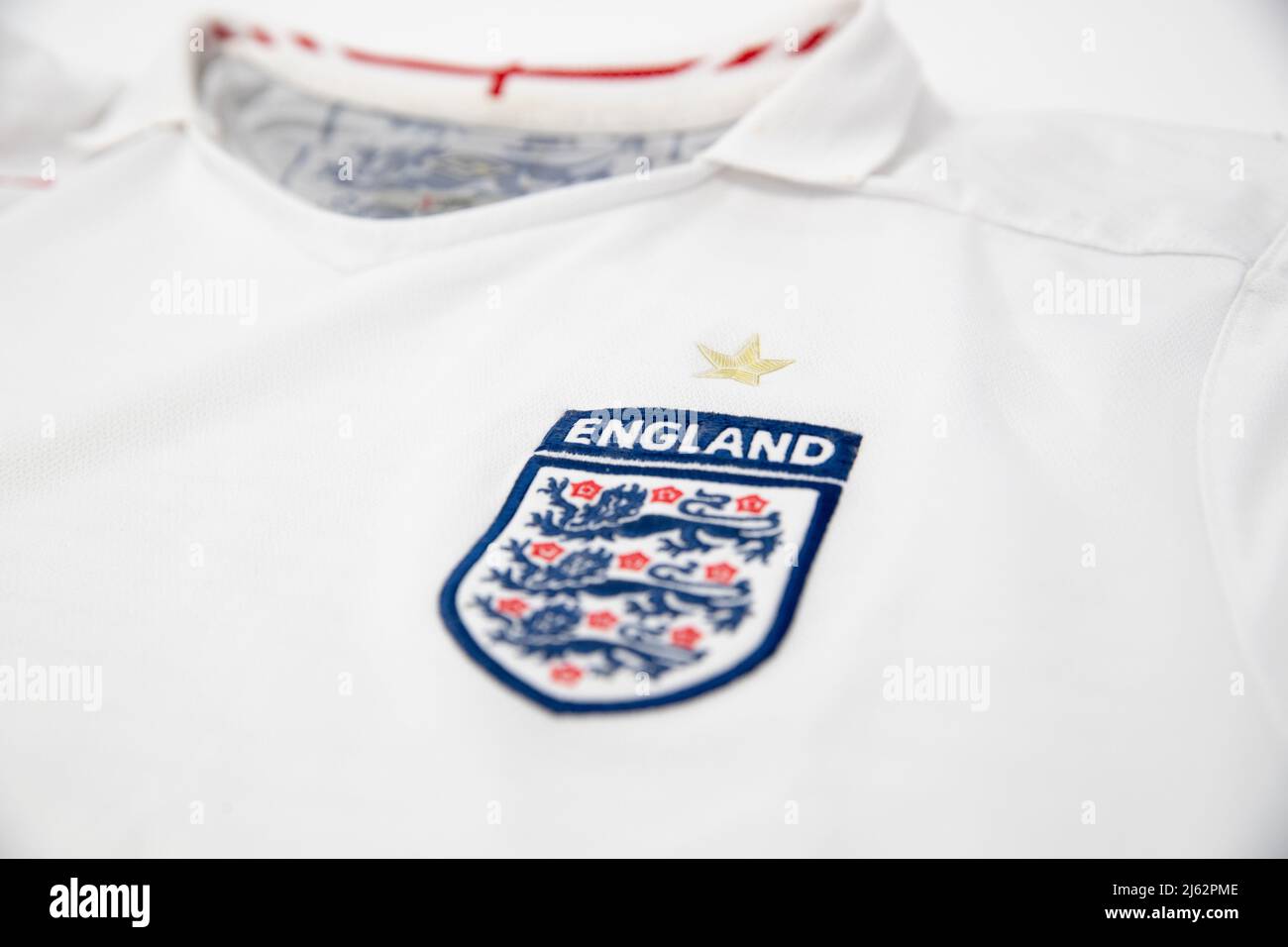 Insignia de Inglaterra con la estrella de la Copa Mundial en la camiseta de  fútbol de la home Umbro blanca de 2005/07 Fotografía de stock - Alamy