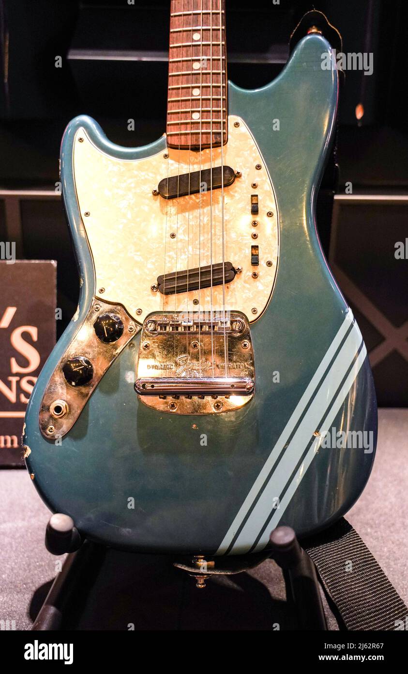Kurt Cobain's 1969 Fender Mustang Competition Lake Placid Blue Finish guitarra  eléctrica, que utilizó en el vídeo para los olores de Nirvana como Teen  Spirit, en exhibición en el Hard Rock Cafe,