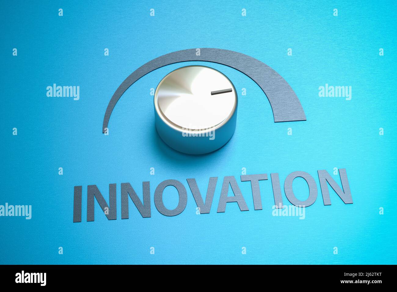 Botón metálico girado a escala completa con la palabra 'Innovación' como etiqueta - concepto de medidas para mejorar la innovación. Foto de stock