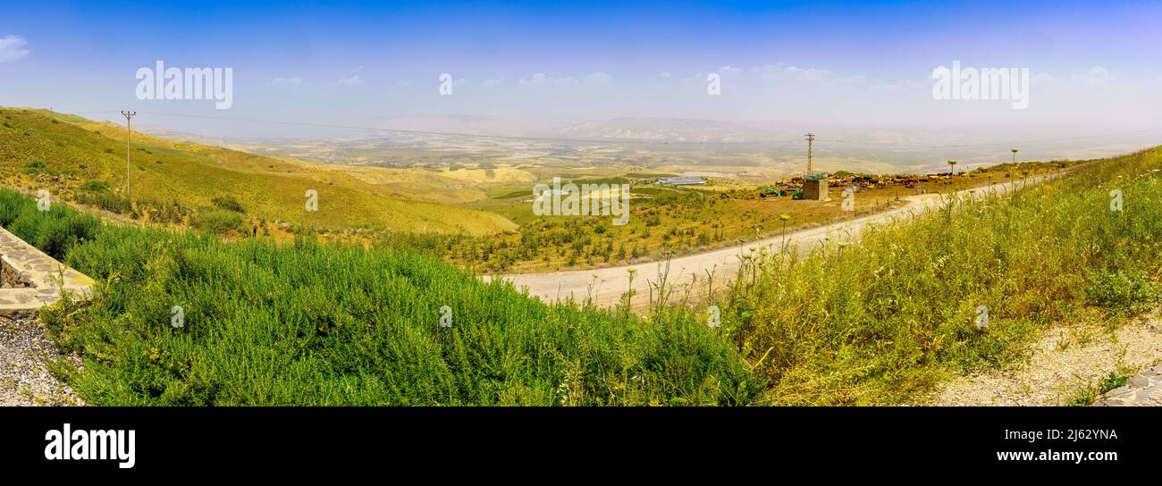 Vista panorámica del paisaje del valle inferior del río Jordán, el mar de Galilea, y las vacas, de un día lleno de niebla, desde el Punto de Observación Noah Kinarti, N Foto de stock
