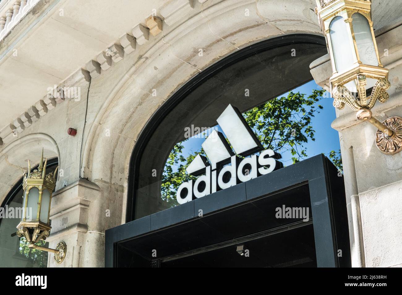 Logotipo Adidas de la marca alemana de ropa deportiva multinacional visto  en la entrada de su tienda en Barcelona. (Foto de Thiago Prudencio / SOPA  Images/Sipa USA Fotografía de stock - Alamy