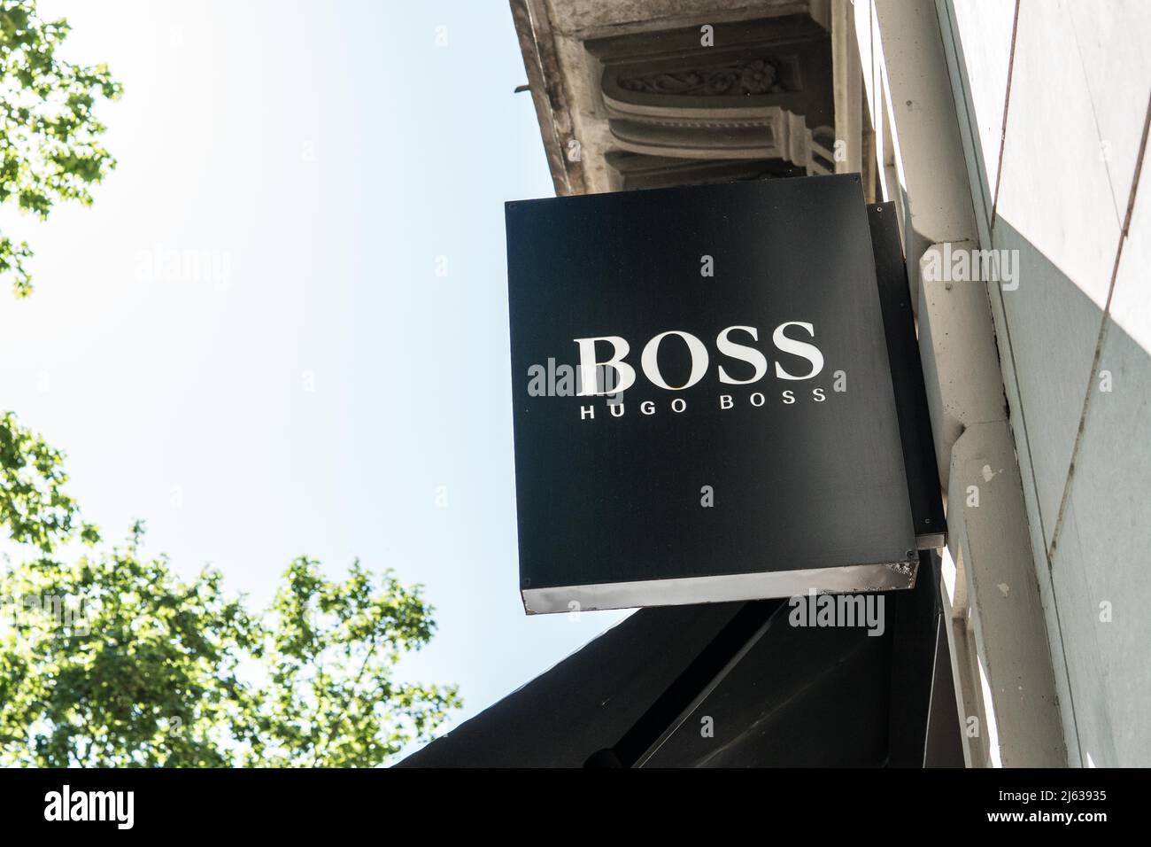 Barcelona, España. 26th de Abr de 2022. Logotipo de la marca de ropa alemana Hugo Boss visto en la entrada de tienda en Barcelona. (Imagen de crédito: © Thiago Prudencio/SOPA Images