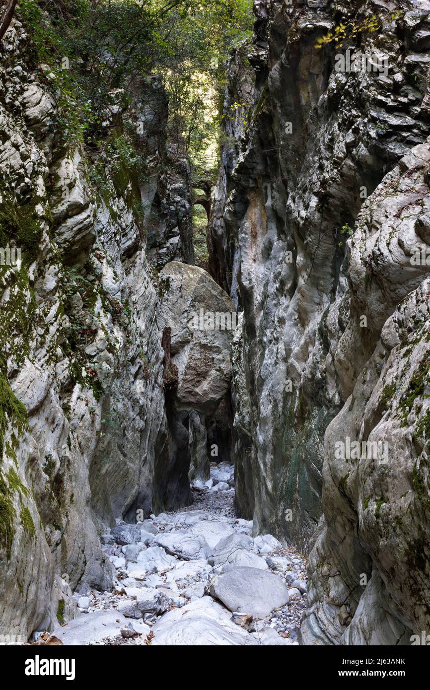 Las profundidades del desfiladero de Rindomo en Messinia en su punto más estrecho y los puentes a Pigadia Foto de stock