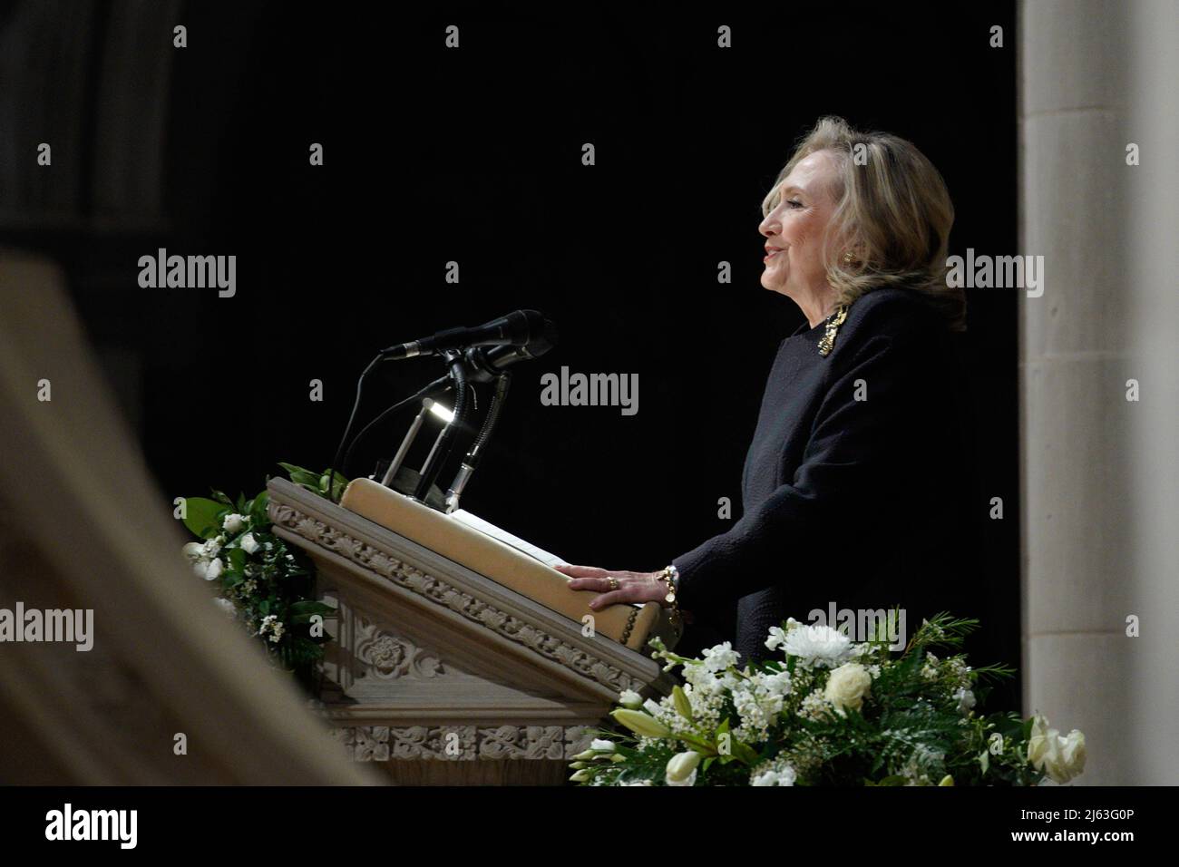 Washington, Estados Unidos. 27th de Abr de 2022. La ex Secretaria de Estado  Hillary Clinton habla en el funeral de la ex Secretaria de Estado Madeleine  Albright en la Catedral Nacional en