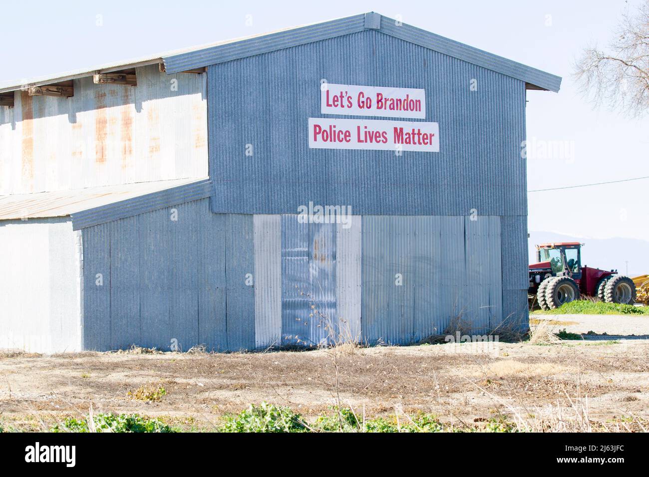 Metal Farm Building Vamos a Brandon Signo Foto de stock
