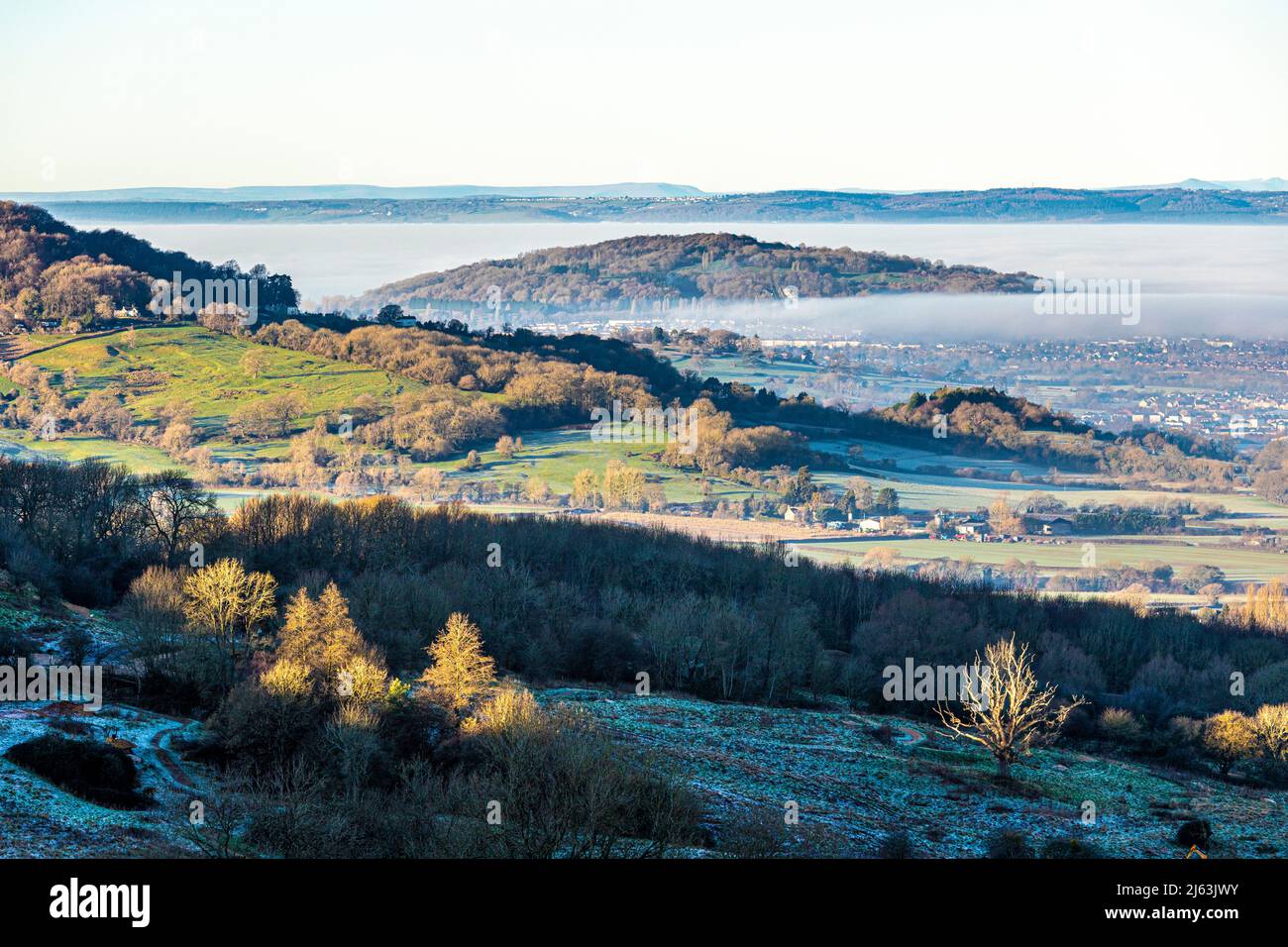 Una inversión de temperatura que hace que la niebla oscurezca el valle de Gloucester, Inglaterra Reino Unido. La colina de Robinswood está de pie claro. Foto de stock